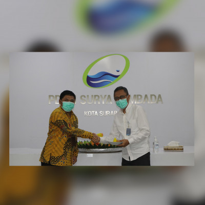 Potong tumpeng hari jadi ke-45 PDAM Surya Sembada